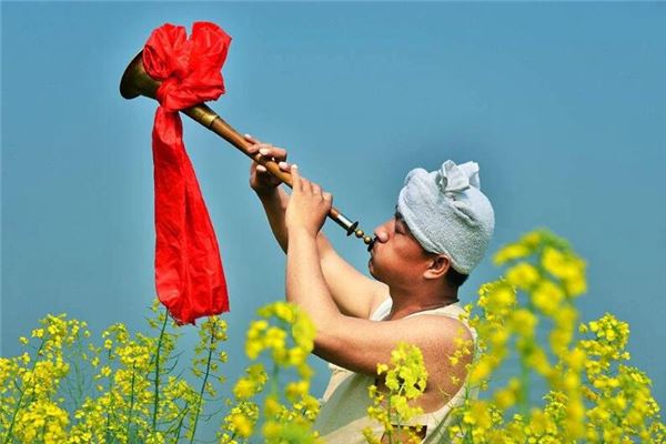 梦见雨天吹唢呐