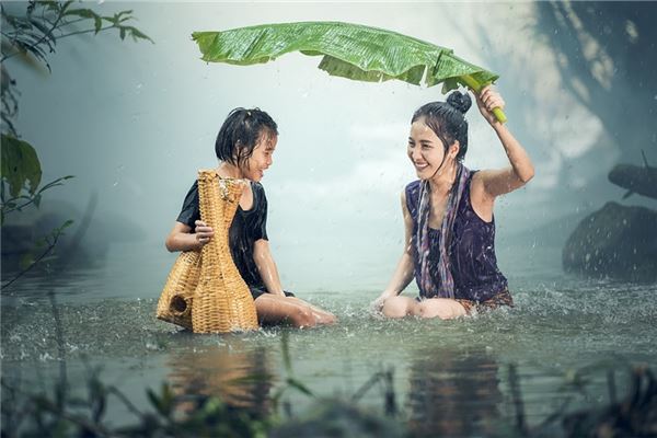 梦见下雨天躲雨