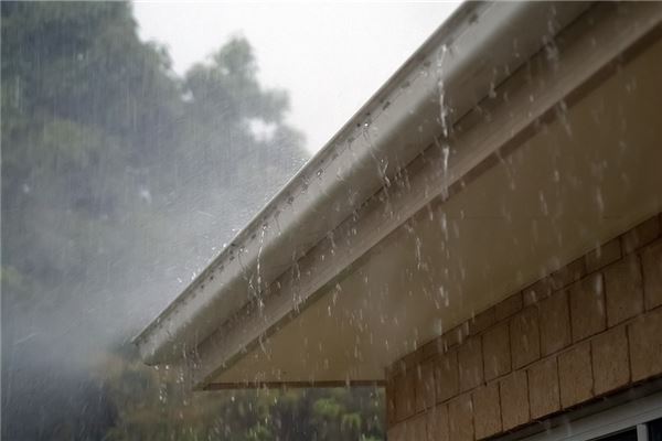 梦见下雨家里房子漏雨