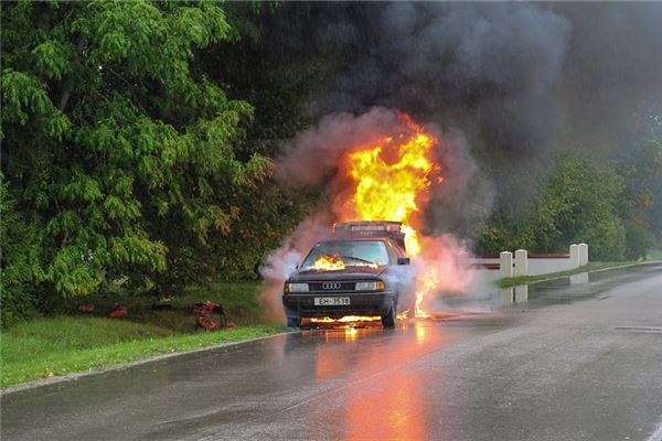 梦见汽车爆炸燃烧大火