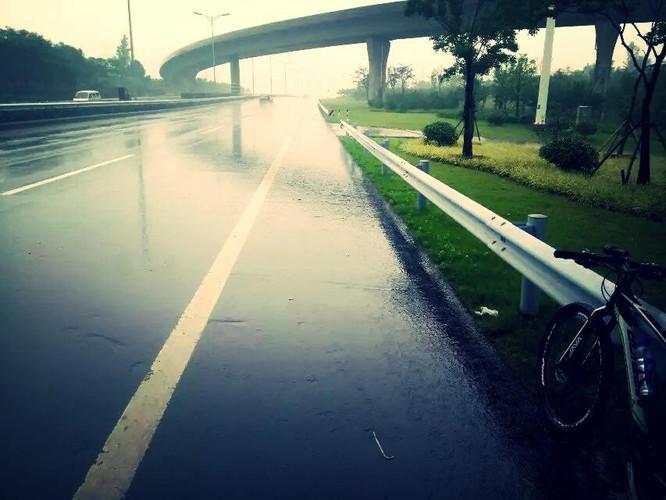 梦见淋大雨