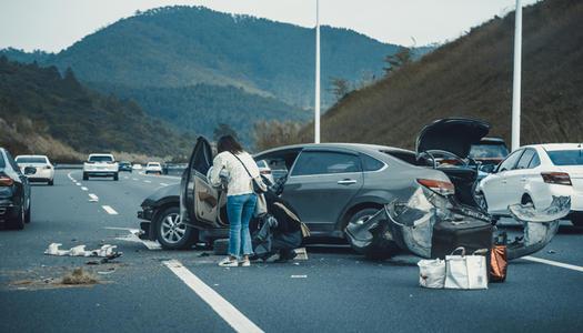 梦见自己开车撞死多人